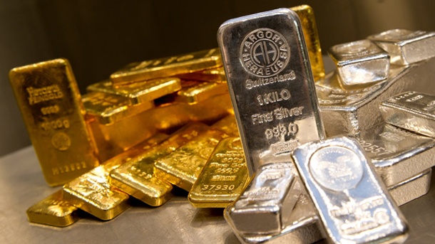 Фьючерс на золото дешевеет, но фрс и ирак поддерживают спрос