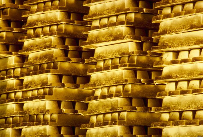 Котировки золота растут из-за усиления спроса на более надежные активы