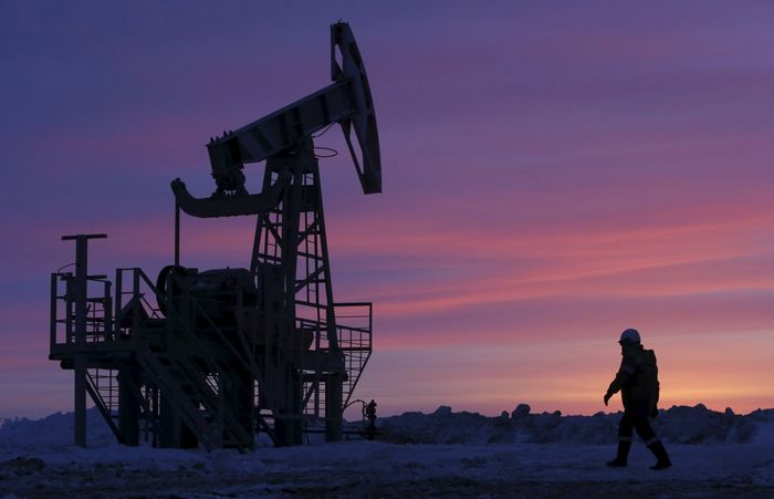 Нефть дешевеет в связи с ростом запасов в сша