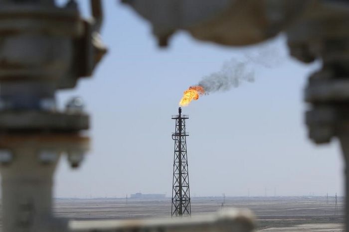 Нефть может завершить неделю в минусе из-за сомнений в эффективности пакта опек