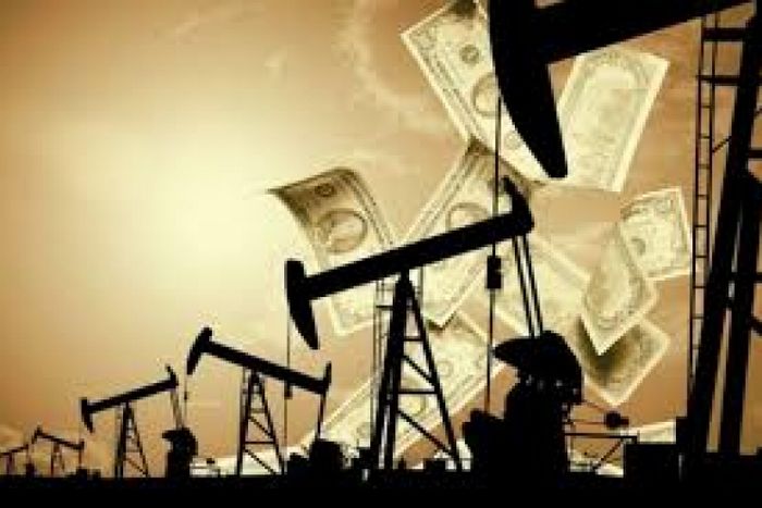 Нефть падает более чем на 1% на беспокойствах о мировой экономике