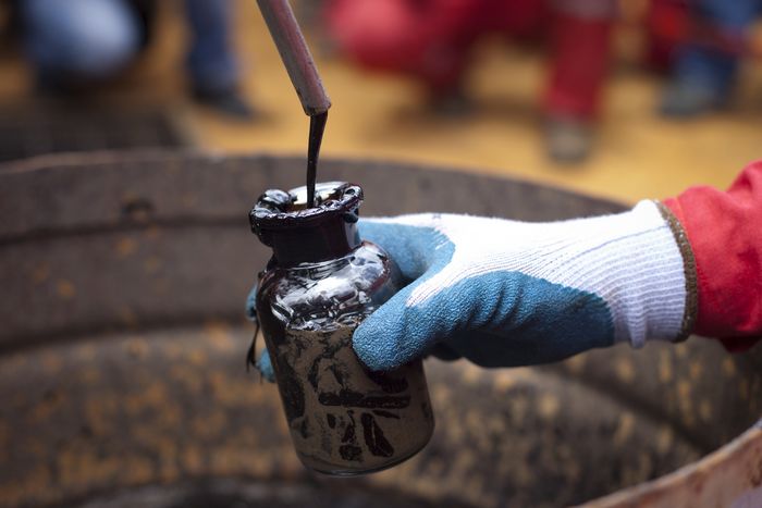 Нефть теряет 3% на опасениях по поводу избытка сырья и низкого спроса
