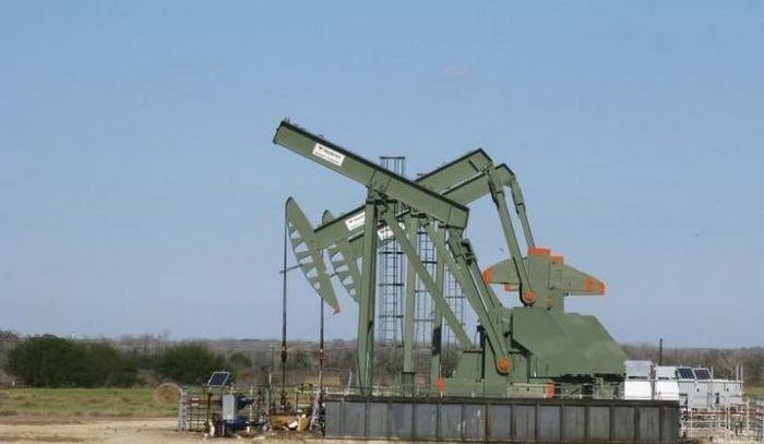 Нефть возобновила спад после резкого ралли в пятницу