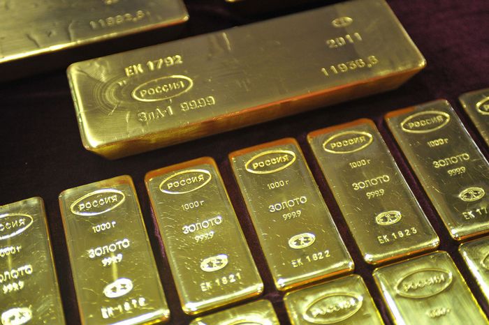 Золото дорожает на фоне падения европейских акций