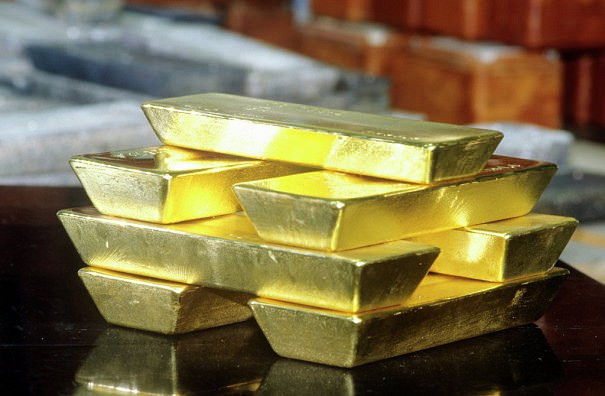 Золото ограниченно подросло в цене накануне заседания федрезерва