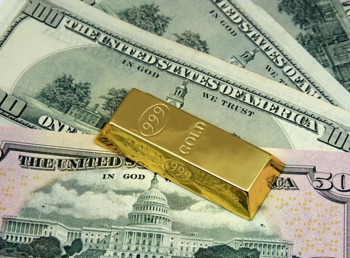 Золото опускается в цене из-за сильного доллара