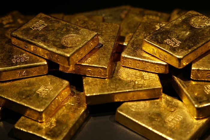 Золото рухнуло до более чем 5-месячного минимума