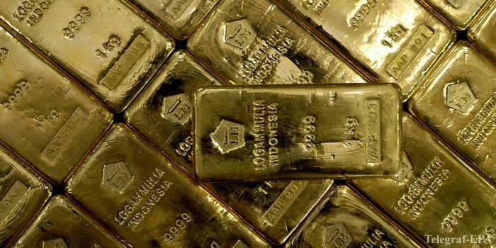 Золото выросло на 1% на слабом долларе и опасениях по поводу греции